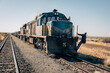Zugführer klettert auf seine Lok - Güterzug im Süden von Namibia