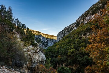 Sticker - Scenic view of the hiking area Sentier Blanc-Martel with colorful trees under the clear sky