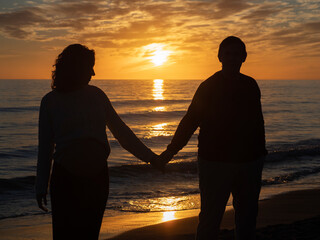 Silueta de una pareja en la orilla del mar al atardecer