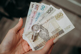 Żarówka na tle banknotów polskich