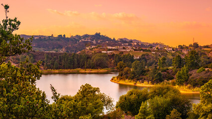 Wall Mural - Sunset landscape of Hollywood Reservoir and Lake Hollywood Park in Los Angeles, California 