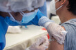 Enfermera colocando vacuna a paciente - Nurse giving vaccine to patient