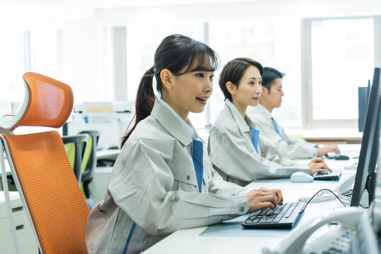 パソコン作業をする日本人男性
