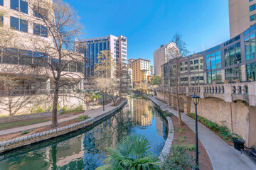 Canvas Print - Canal flanked by pathways on a sunny day in San Antonio River Walk Texas