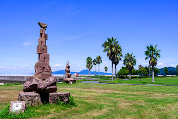 夏空を背景に道の駅(宇土マリーナ・広場風景)
Roadside station (Uto marina, square scenery) against the background of the summer sky
日本(夏)2022年撮影
Japan (Summer) Taken in 2022
九州・熊本県宇土市
Uto City, Kumamoto Prefecture