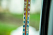 termometr zima zero minus trzy temperatura