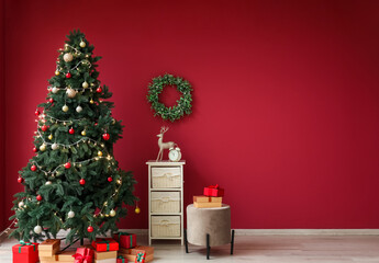 Wall Mural - Interior of living room with glowing Christmas tree and wreath