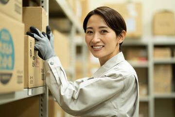 Poster - 倉庫内で作業をする日本人女性