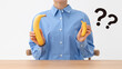 大きいバナナと小さいバナナで悩むイメージ