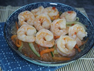 Poster - Freshly cooked cellophane noodles with shrimps served in a blue plate