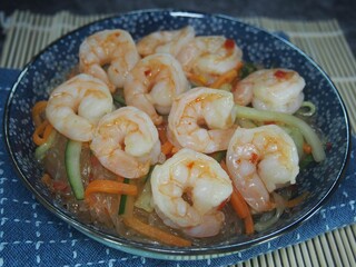 Poster - Freshly cooked cellophane noodles with shrimps served in a blue plate