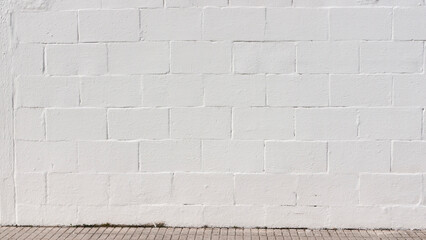  Muro de bloques de hormigón pintado de blanco