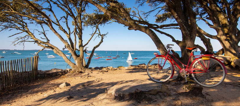vieux vélo rouge sur le littoral vendée, île de noirmoutier en france.