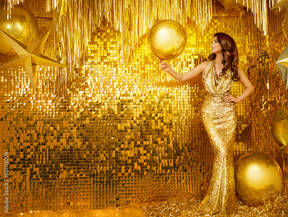 Photo Stock Woman in Golden Sequin Party Dress. Fashion Model in Evening  Long Gown over Gold Glitter Wall Interior. Stylish Girl Holding Yellow Foil  Balloon celebrate Birthday Holiday | Adobe Stock