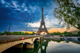 Fototapeta Miasta - Eiffel Tower at sunrise in Paris. France