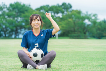 Poster - サッカーで勝利してガッツポーズするサッカーファン・サポーターの日本人女性
