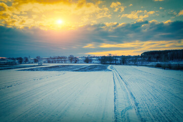 Poster - Beautiful winter sunrise over a snowy field. Morning in the countryside