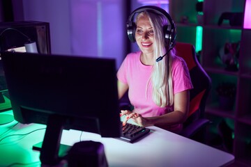 Canvas Print - Young blonde woman streamer smiling confident using computer at gaming room