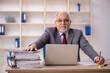 © Elnur - Old male employee working in the office