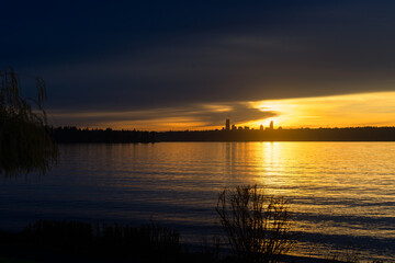 Wall Mural - 2022-11-23 SEATTLE SKYLINE AND LAKE WASHINGTON WITH A BEAUTIFUL SUNSET FROM KIRKLAND WASHINGTON