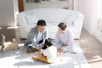 メインビジュアルにも！リビングで幼児と遊ぶ仲良しファミリー 俯瞰