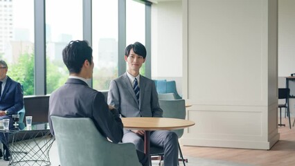 Aufkleber - ロビーで会話するビジネスグループ
