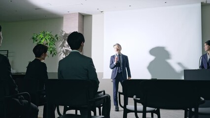 Poster - 登壇する男性と聴衆　セミナー　プレゼンテーション