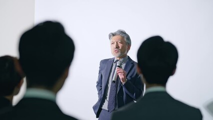 Poster - 登壇する男性と聴衆　セミナー　プレゼンテーション