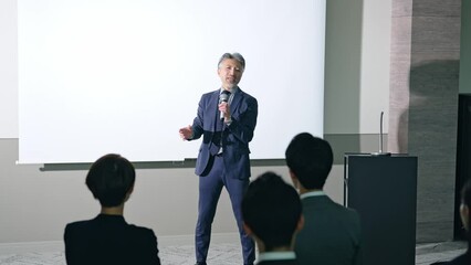 Poster - 登壇する男性と聴衆　セミナー　プレゼンテーション