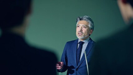 Poster - 登壇する男性と聴衆　セミナー　プレゼンテーション