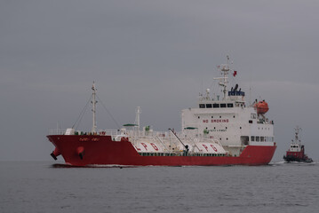 Canvas Print - LPG TANKER - A ship with a cargo of gas is heading to the port
