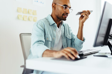 Aufkleber - software developer speaking to a client on the phone in an office