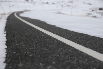 Landschaft im Winter in Norwegen mit Schnee und Eis