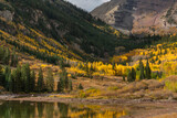 Fototapeta Natura - Autumn colors at Maroon Bells Scenic Area - near Aspen, Colorado - Maroon Lake