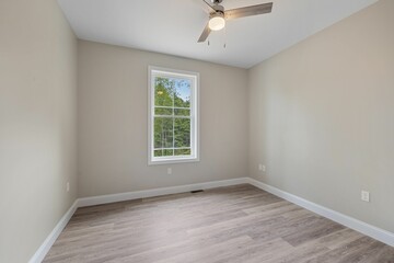 Canvas Print - Interior of a spacious room with grey walls and parquet in minimalist style