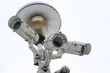 Kamery monitoringu miejskiego zainstalowane na latarni oświetlającej parkowe alejki . Śnieg osiadł na latarni . 