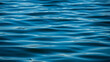 Blaues Wasser mit Wellen an der Oberfläche 