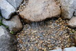 FU 2022-07-09 ResaTour 150 Wasser läuft auf kleine Steine