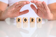 © HNFOTO - Zwei Hände schützend über der Jahreszahl 2023