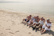 © alex.pin - Un gruppo di anziani si diverte seduti nella spiaggia in riva al mare
