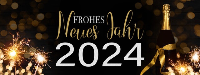 Frohes neues Jahr 2024 Silvester Neujahr Feiertag Grußkarte - Champagner oder Sektflasche und Wunderkerzen, Hintergrund schwarze Holzwand