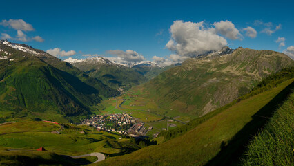 Canvas Print - Anderrmatt con trenino rosso