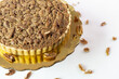 © Retórica - Close up de tarta de nuez en una base color dorado acompañada de leche