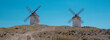 Dos tradicionales molinos de viento para moler grano en la villa de Tembleque, Castilla la Mancha, España