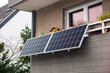 canvas print picture - Balkonkraftwerk aus Solarpanelen an einem Haus in Düsseldorf