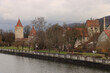 Romantisches Berching am Main-Donau-Kanal; Blick von der Fußgängerbrücke auf die mittelalterliche Stadt mit Frauenturm und Stadtmauer