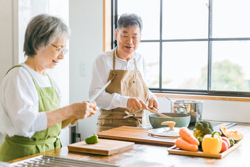 Poster - 家のキッチンで一緒に料理・家事を楽しむ高齢者夫婦・シニアカップル
