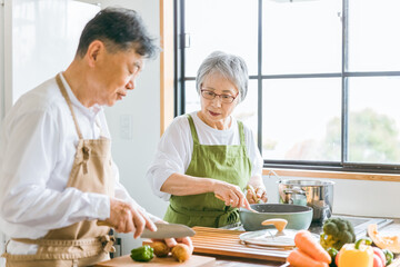 Poster - 高齢者男性の料理に心配して文句・指摘するアジア人高齢者女性
