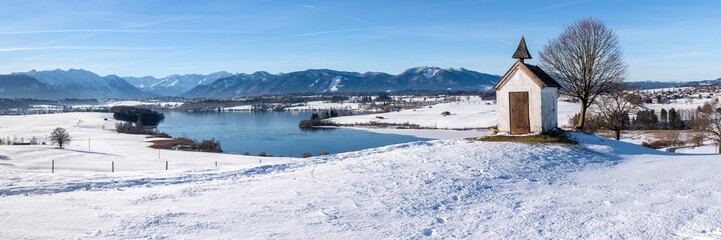 Poster - panoramic view to mountain range behind lake in winter