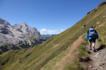 Poster - Wanderer am Padonkamm, Blick zur Marmolada